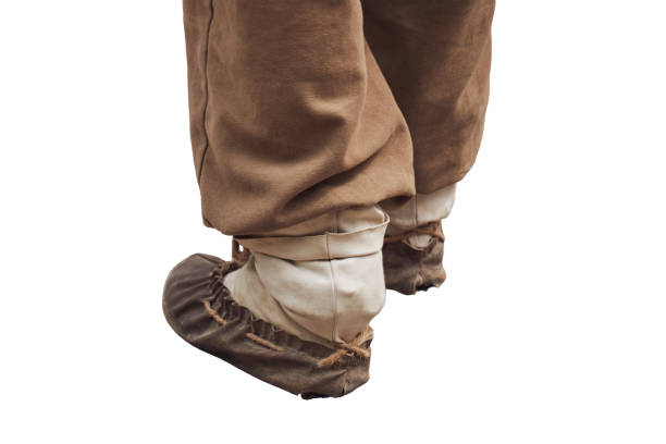 piedi dell'uomo in nazionale russo scarpe di pelle postol, isolato su uno sfondo bianco - footcloth foto e immagini stock