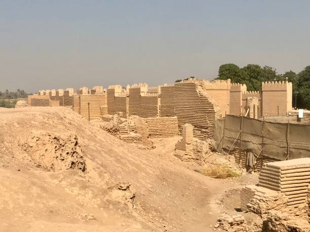 la vista panorámica de la antigua ciudad de babilonia en irak - restore ancient ways fotografías e imágenes de stock