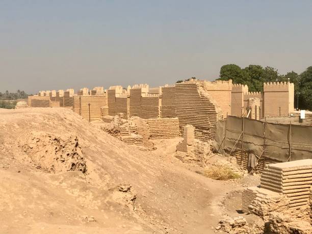 a vista panorâmica da antiga cidade da babilônia no iraque - restore ancient ways - fotografias e filmes do acervo