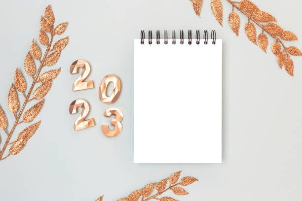 notepad mock up, glowing decorative branches and 2023 golden numbers. - determination new years eve list aspirations imagens e fotografias de stock