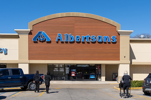 Lafayette, LA, USA - February 13, 2022: An Albertsons supermarket store in Lafayette, LA, USA. Albertsons Companies, Inc. is an American grocery company.