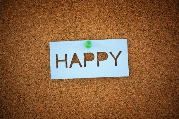 słowo happy przypięte do tablicy korkowej - happy zdjęcia i obrazy z banku zdjęć
