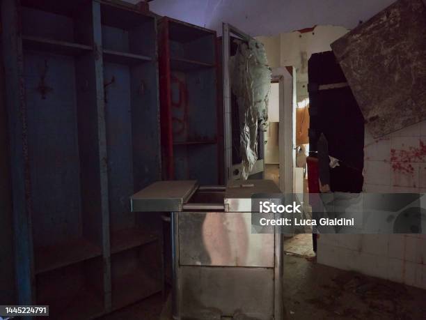 A Picture Of An Abandoned Hospital Stock Photo - Download Image Now - New York City, Ruined, Bed - Furniture