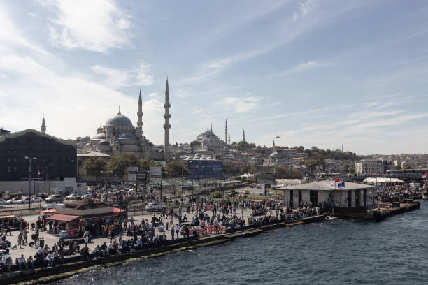 widok wielu ludzi w okolicy eminonu w stambule. historyczne meczety o nazwie yeni i yavuz sultan selim są w widoku. - sirkeci zdjęcia i obrazy z banku zdjęć