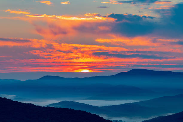 sonnenaufgang in den blue ridge mountains - blue ridge mountains appalachian mountains appalachian trail forest stock-fotos und bilder