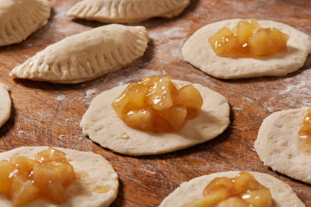 приготовление пирогов для рук с яблочным пирогом - apple pie apple baked cinnamon стоковые фото и изображения