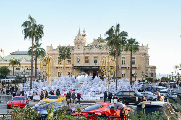 sapins de noël à casino square, monte carlo, monaco - market wealth famous place travel destinations photos et images de collection