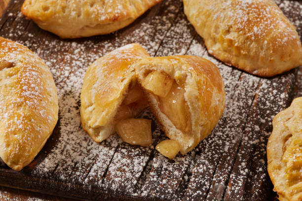 tartas de mano de tarta de manzana al horno - baked apple food meal dessert fotografías e imágenes de stock