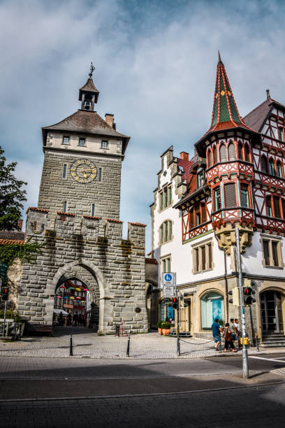 portão schnetztor famoso com torre do relógio e arco em konstanz, alemanha - hindenburg - fotografias e filmes do acervo