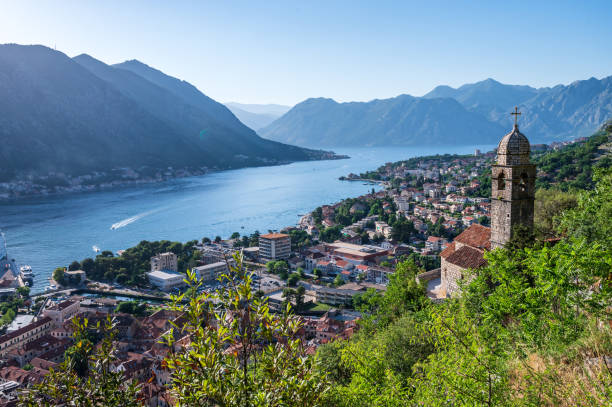 vista sul centro storico di kotor e la sua baia con la chiesa di nostra signora del rimedio - montenegro kotor bay fjord town foto e immagini stock