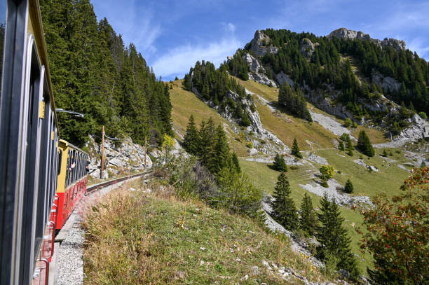 vista da ferrovia schynige platte subindo a montanha - jungfrau bahn - fotografias e filmes do acervo