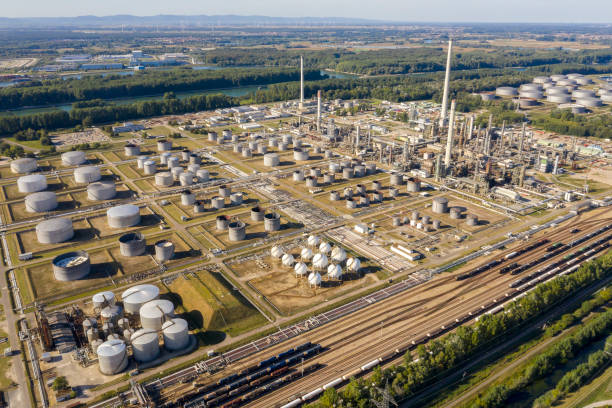 zakład petrochemiczny, embargo na ropę naftową, widok z lotu ptaka - oil refinery refinery fuel storage tank germany zdjęcia i obrazy z banku zdjęć