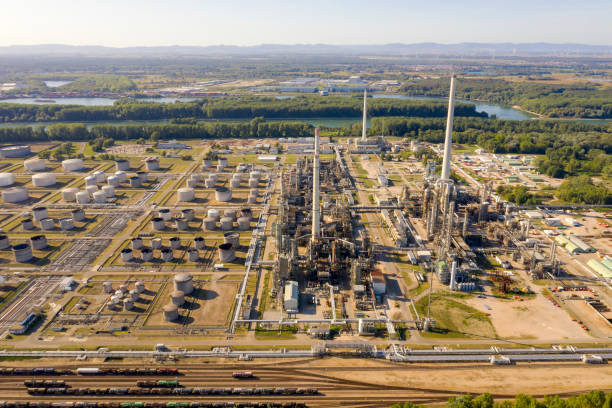 przemysł naftowy i gazowy, embargo na ropę naftową, widok z lotu ptaka - oil refinery refinery fuel storage tank germany zdjęcia i obrazy z banku zdjęć