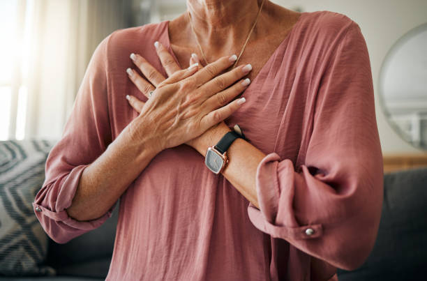 mujer mayor, dolor en las manos o en el pecho en ataque cardíaco, ansiedad o pánico en la sala de estar de la casa o del hogar. zoom, accidente cerebrovascular o emergencia cardiovascular para jubilación por enfermedad ancianos o personas con estrés en - human hand help pain heart attack fotografías e imágenes de stock