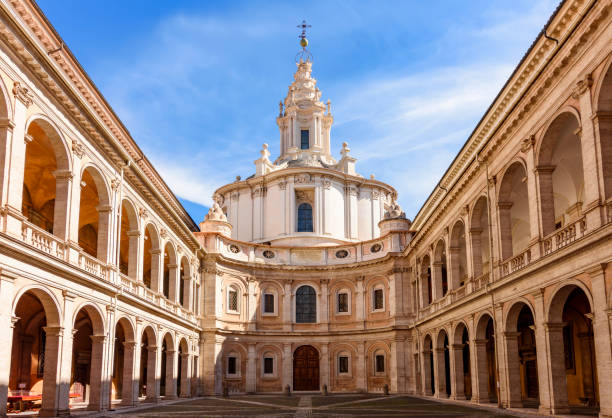 kirche des heiligen ivo in la sapienza (sant'ivo alla sapienza) in rom, italien - colonnade stock-fotos und bilder