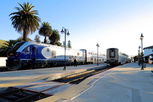 amtrak pacific surfliner et amtrak coast starlight train - gare de san luis obispo - baggage wagon photos et images de collection