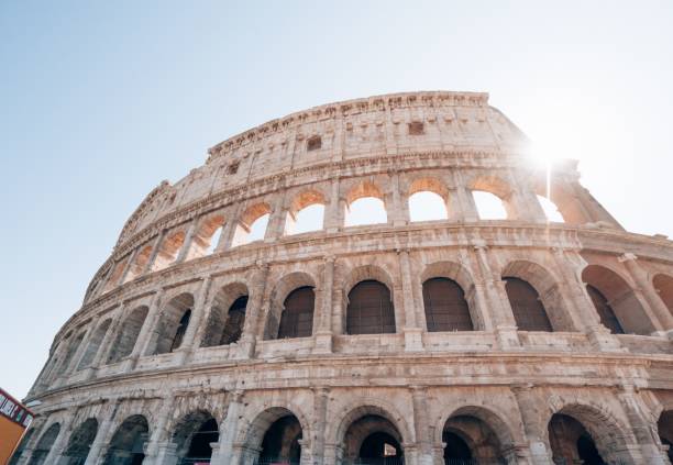 exterior do coliseu, também conhecido como o anfiteatro flávio em roma, itália - coliseum rome flavian roman - fotografias e filmes do acervo