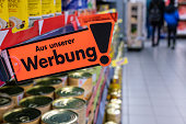anzeige-in-einem-supermarkt-mit-einem-schild-und-dem-text-from-our-adversising-in-deutscher.jpg?b=1&s=170x170&k=20&c=3jmGeZeGp0oFdLcr4VOkKvktLe2FxbIYhMN-lLtGCqo=