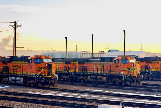 夜明けのbnsf貨物機関車 - shunting yard freight train cargo container railroad track ストックフォトと画像