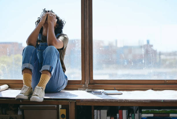 Burnout, anxiety and fatigue creative student frustrated lack of inspiration, studying or learning problem in university classroom. College woman by window crying, stress or mental health depression el agotamiento, la ansiedad y la fatiga creativa del estudiante frustran la falta de inspiración, el estudio o el problema de aprendizaje en el aula universitaria. mujer universitaria por ventana llorando, estrés o depresión de salud mental