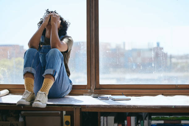 el agotamiento, la ansiedad y la fatiga creativa del estudiante frustran la falta de inspiración, el estudio o el problema de aprendizaje en el aula universitaria. mujer universitaria por ventana llorando, estrés o depresión de salud mental - university education screaming shouting fotografías e imágenes de stock