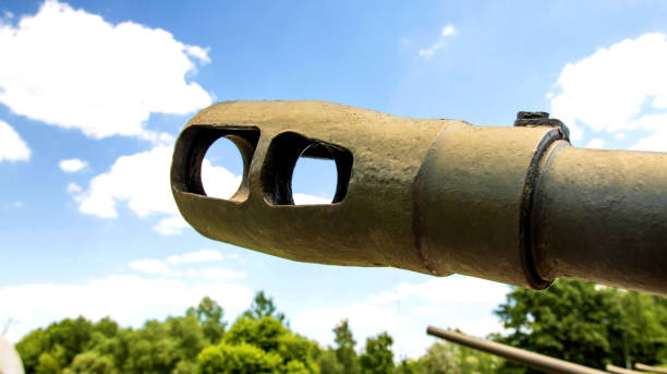 le museau d’un canon d’un char militaire contre le ciel bleu, gros plan. le concept de conflit militaire, d’agression. - howitzer photos et images de collection