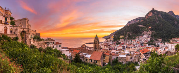 amalfi, italia sulla costa al crepuscolo - salerno foto e immagini stock