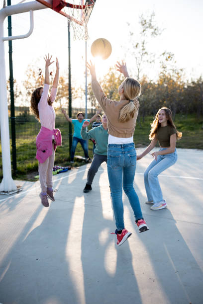 스포츠 경기장에서 농구를 하는 십대들 - basketball teenager nature outdoors 뉴스 사진 이미지