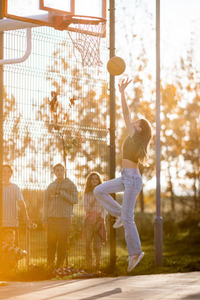 スポーツのフィールドでバスケットボールをする10代の女の子 - basketball teenager nature outdoors ストックフォトと画像