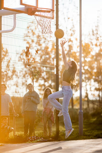 스포츠 경기장에서 농구를 하는 십 대 소녀 - basketball teenager nature outdoors 뉴스 사진 이미지