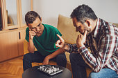 familie-zu-hause.jpg?b=1&s=170x170&k=20&c=hb0crClk_Q9VLY0jeS86NMmh8KAI8p79SF3WzQ1GnZM=