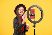 happy-teen-girl-blogger-verwenden-selfie-led-lampe-und-smartphone-make-up-tutorial.jpg?b=1&s=170x170&k=20&c=ax0hmg-aZYMnK1bduisqbuhWPOg0Y2BMw9Rw4jtuwVs=