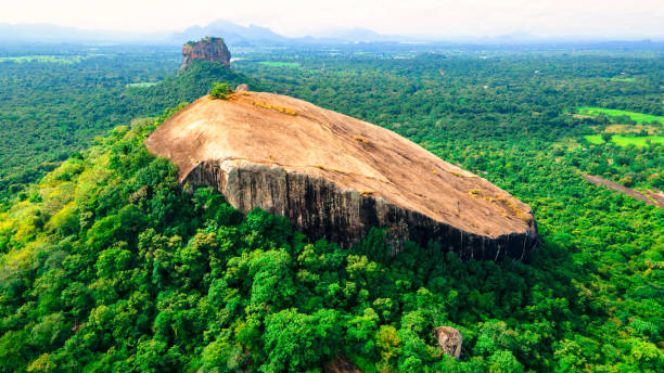 sri lanka famosi luoghi turistici sigiriya e pirdurangala - buddhism sigiriya old famous place foto e immagini stock