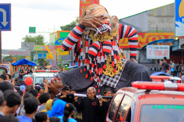 los residentes desfilaron demonios de peluche gigantes como un símbolo del mal que a menudo eclipsa la vida humana. - as bari fotografías e imágenes de stock