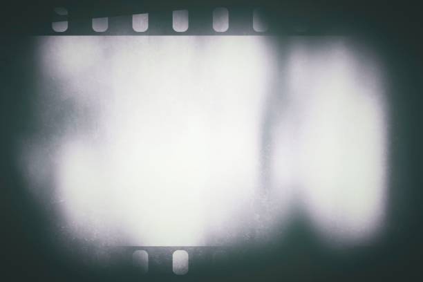 textura de tira de filme vintage preto e branco com fundo, arranhão, grão e centro de luz, adequado para papel de parede, pano de fundo, maquete e web design. - camera film design element frame textured - fotografias e filmes do acervo