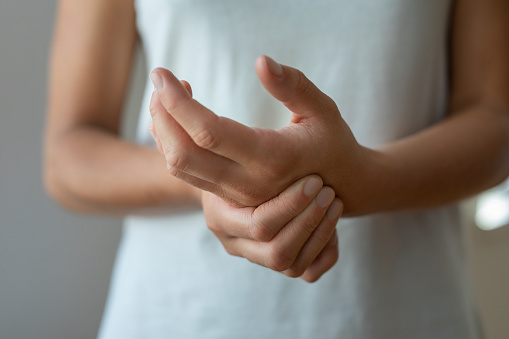 Masaje de mujer en el dolor de la mano photo