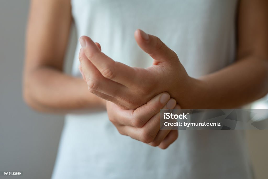 손 통증에 여자 마사지 전신홍반루푸스에 대한 스톡 사진 및 기타 이미지 - 전신홍반루푸스, 손, 파킨슨병 - iStock