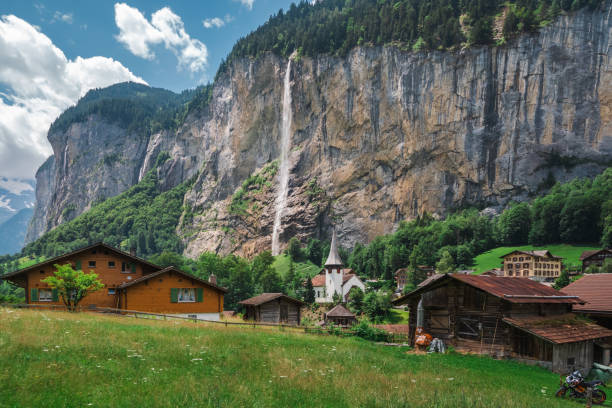 штауббах (водопад) в лаутербруннене, швейцария - staubbach falls стоковые фото и изображения