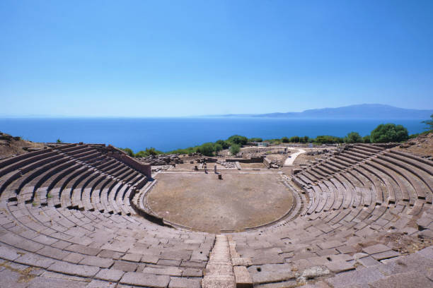 l'antico teatro di assos affacciato sul mar egeo - ayvacık foto e immagini stock