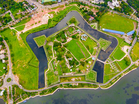 Close to the coastal village of Gurunagar, Jaffna, is where you’ll find Jaffna Fort, an intriguing piece of architecture built by the Portuguese between 1618 and 1625. While under Portuguese occupation, the fort was called ‘Fortress of Our Lady of Miracles of Jafanapatão’, a name derived from the neighbouring church dedicated to Virgin Mary.