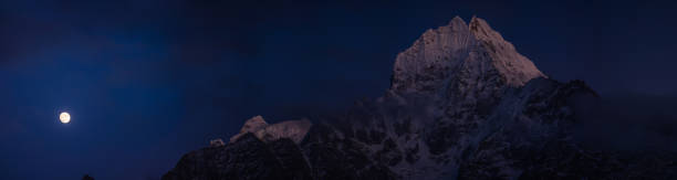 달빛을 비추는 밤 산봉우리 파��노라마 템제르쿠 6608m 히말라야 네팔 - copy space alpenglow winter mountain range 뉴스 사진 이미지