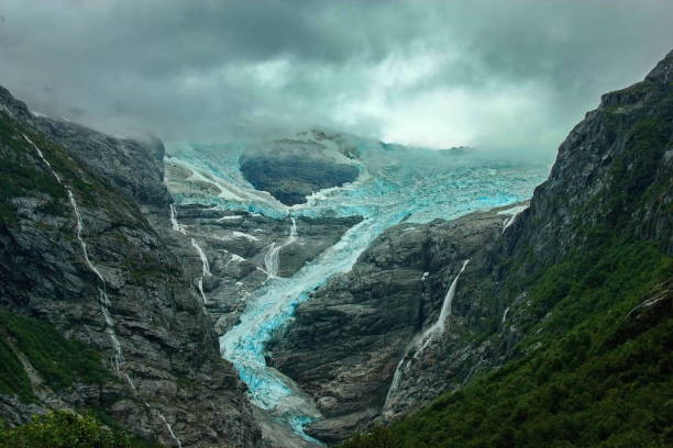 lodowiec brikesdal (briksdalsbreen) jedno z najbardziej znanych ramion lodowca jostedalsbreen, położone w stryn, hrabstwo vestland, norwegia zdjęcie stockowe - crevasse zdjęcia i obrazy z banku zdjęć