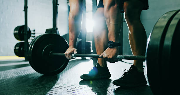 тяжелая атлетика, фитнес и спортивные руки в оздоровительном трен�ажерном зале тренировка для мышц рук. бодибилдер мужчины силовые подъемн� - lifting weight стоковые фото и изображения