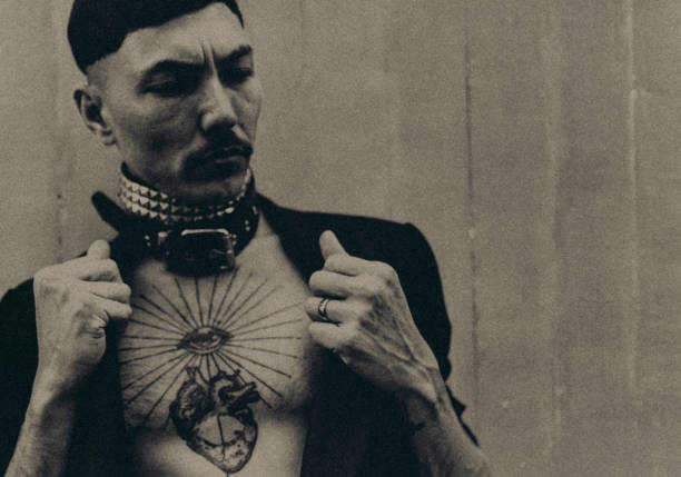 uomo moderno. - tattoo men bizarre art foto e immagini stock