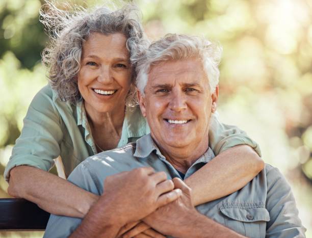 Love, hug and senior couple bond in house garden, nature park or home backyard in trust, security or future support. Happy smile portrait, retirement elderly man or Australian woman in life insurance el amor, el abrazo y la pareja mayor se unen en el jardín de la casa, el parque natural o el patio trasero de la casa en confianza, seguridad o apoyo futuro. retrato de sonrisa feliz, hombre anciano jubilado o mujer australiana en seguro de vida