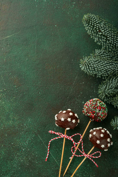 épousez des gâteaux sucrés de noël. gâteau au brownie rond dessert de noël avec des étoiles garnies sur fond vert foncé. concept de dessert de nourriture de noël et scène large écran de vacances bordure. vue de dessus - milky way candy bar photos et images de collection