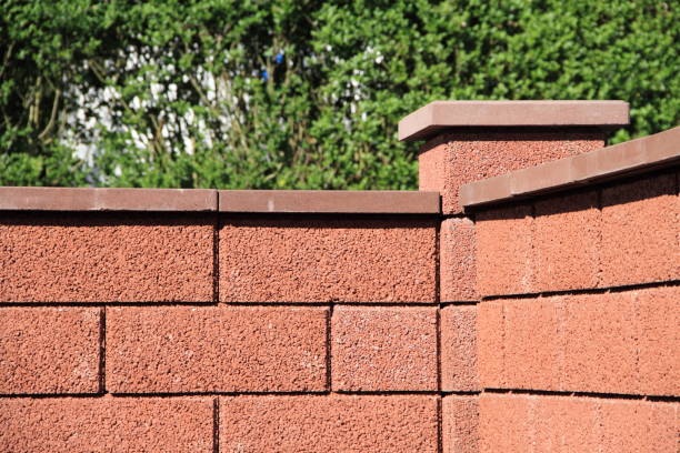 eine neue rote gartenmauer - corner stone wall brick stock-fotos und bilder