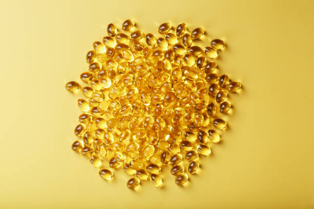golden vitamin d3 kapseln nahaufnahme im vollbildmodus - cod liver oil fish oil vitamin e vitamin pill stock-fotos und bilder