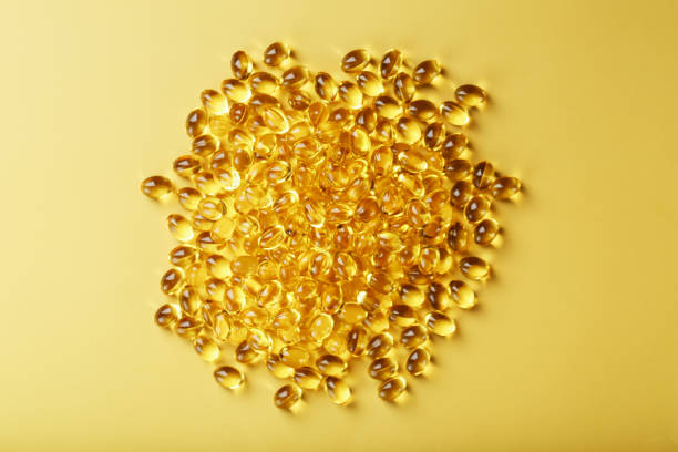 golden vitamin d3 capsule primo piano a schermo intero - vitamin e cod liver oil vitamin pill capsule foto e immagini stock