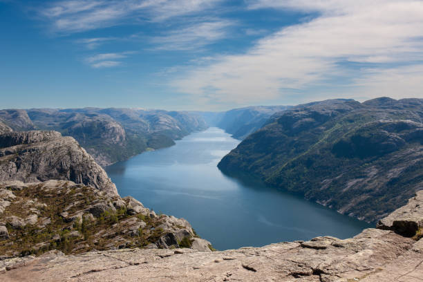 blick auf den lysefjord vom preikestolen norwegen - lysefjord stock-fotos und bilder